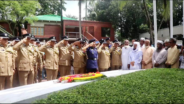 বঙ্গবন্ধু’র সমাধিতে ডিএমপি কমিশনারের শ্রদ্ধা নিবেদন