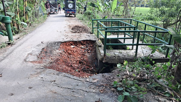 দুমকিতে নির্মাণের ৮মাসেই এলজিইডির সড়কে ধ্বস!