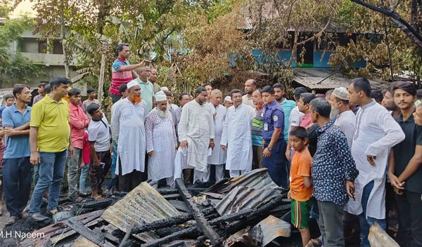 নেছারাবাদে অগ্নিকান্ডে ক্ষতিগ্রস্তদের মহারাজের আর্থিক সহায়তা
