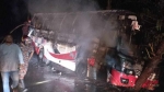 আমতলীতে সাকুরা পরিবহন গাড়ীতে আগুন, টাকা ছিনতাই!