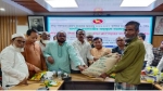 টুঙ্গিপাড়ায় কৃষকদের মাঝে বিনামূল্যে সার-বীজ বিতরণ