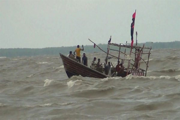 বঙ্গোপসাগরে ট্রলার ডুবির ঘটনায় ৮জেলে নিখোঁজ!