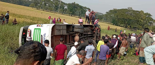 আমতলীতে সড়ক দুর্ঘটনায় পরিবহন শ্রমিক নিহত, আহত-১০