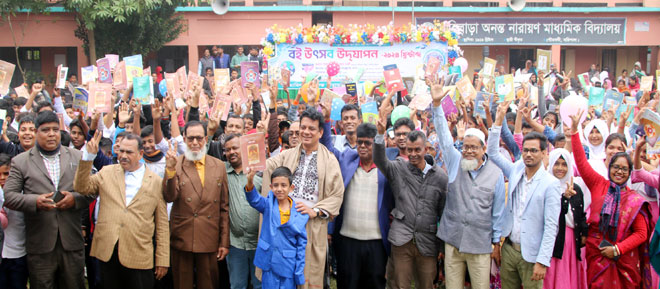 গৌরনদীতে নতুন বইয়ে বাঁধভাঙা উচ্ছাস শিক্ষার্থীদের