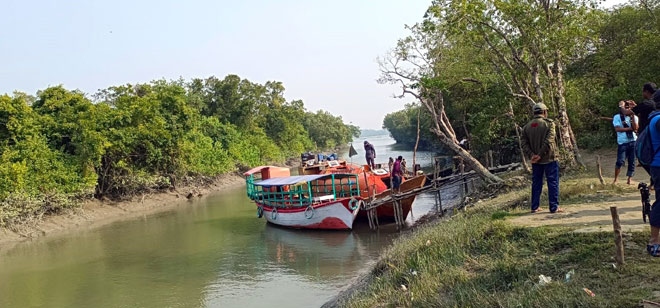 কুয়াকাটায় লাইফ জ্যাকেট বিহীন ফাইবার বোটে ঝুঁকিতে পর্যটকের জীবন!