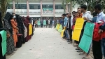 <small>অধ্যক্ষ-উপধ্যক্ষের অপসরণ দাবি</small>ফুলবাড়ী সরকারি কলেজ শিক্ষার্থীদের মানববন্ধন