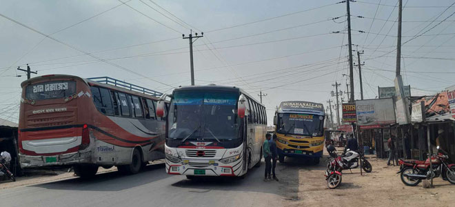 আমতলীতে বাসস্ট্যান্ডে বাঁশের বেড়া, যাত্রী সেবা সড়কে!