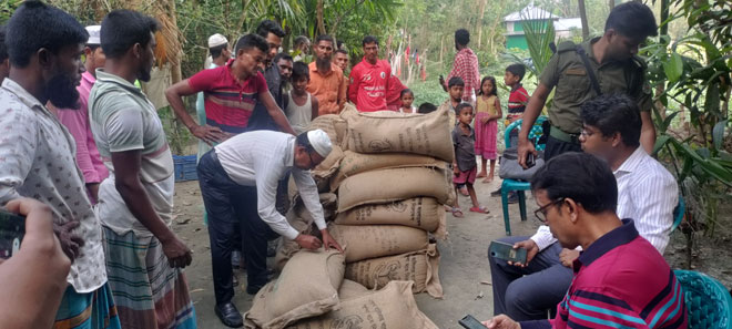 তজুমদ্দিনে জেলে পুনর্বাসনের ২৪বস্তা চাল উদ্ধার!