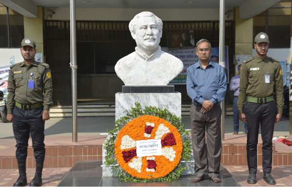 পটুয়াখালীতে বঙ্গবন্ধুর ম্যুরালে হাজারো মানুষের শ্রদ্ধা