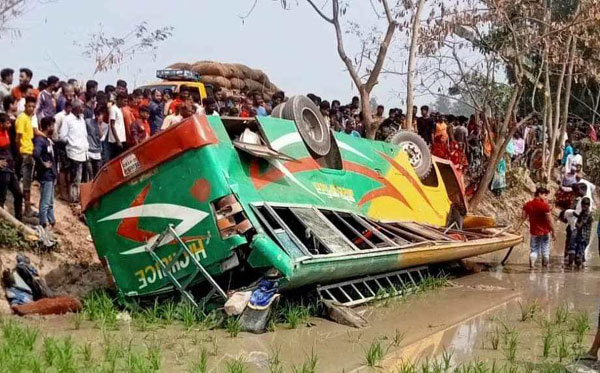 ফুলবাড়ীতে পিকনিকের বাস খাদে পড়ে শিশুসহ আহত-৫৫