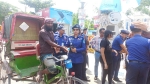 তীব্র গরমে গোপালগঞ্জের রাস্তায় পানি হাতে পুলিশ সুপার!