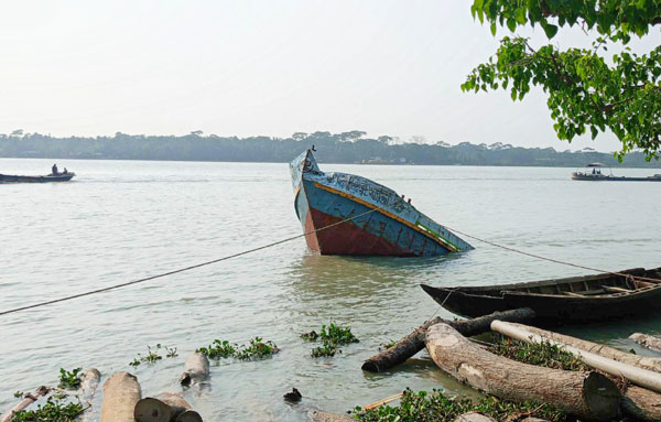 কাউখালীতে কোস্টারের ধাক্কায় বালু বোঝাই বাল্কহেড ডুবি