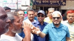 ফুলবাড়ীতে তীব্র তাপদাহে পথচারীদের মাঝে শরবত বিতরণ