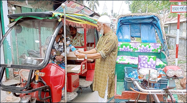 কাউখালীতে খাবার পানি ও স্যালাইন বিতরণ