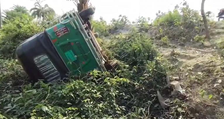 কলাপাড়ায় এভাবে সিএনজি উল্টে মহাসড়কের খাদে পড়ে দুইজনের মৃত্যু হয়েছে।