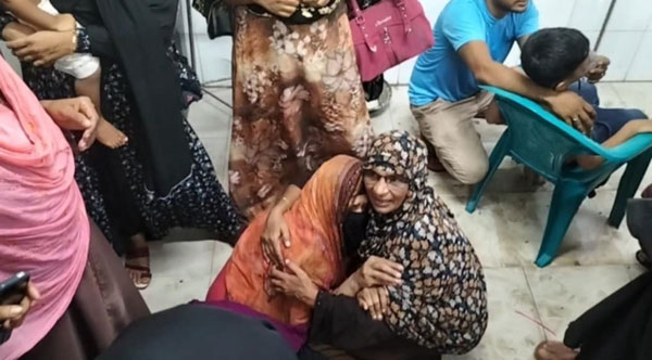 আমতলীতে আয়রণ ব্রিজ ভেঙ্গে কনে পক্ষের মাইক্রো খালে, নিহত-৯