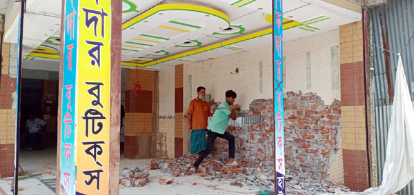 কলাপাড়া পৌরসভা খালের অবৈধ স্থাপনা অপসারণ কাজ শুরু