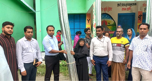 নেছারাবাদে ব্র্যাকের ঢেউটিন পেল রিমালে ক্ষতিগ্রস্থরা