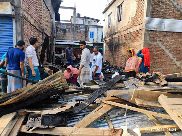 নাজিরপুরে অগ্নিকান্ডে ৮দোকান পুড়ে কোটি টাকার ক্ষতি