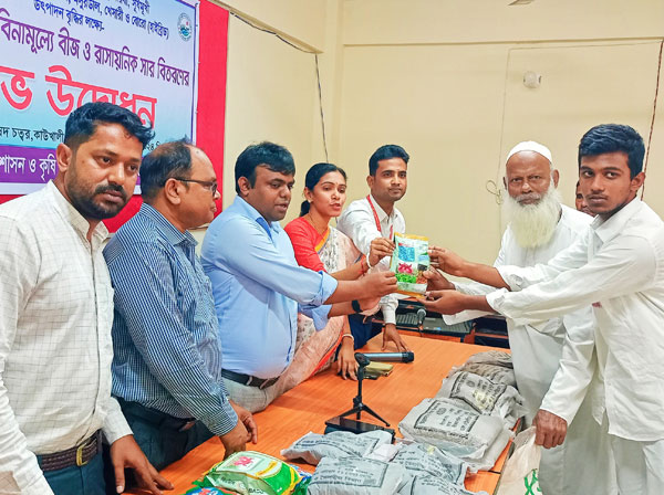 কাউখালীতে কৃষকদের মাঝে বীজ ও সার বিতরণ