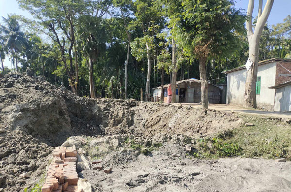আমতলীতে বন্যা নিয়ন্ত্রণ বাঁধের মাটি যাচেছ ইটভাটায়!
