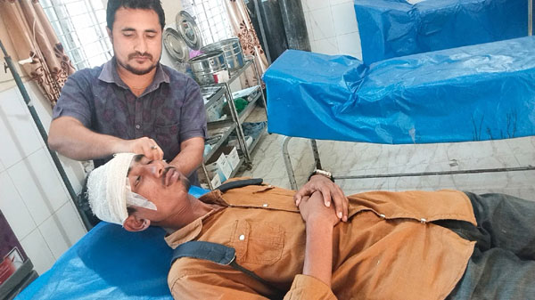 ছাতকে ছাত্রের মাথা ফাটালেন প্রধান শিক্ষক!