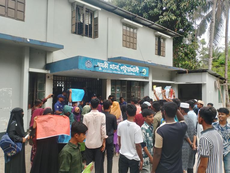 দুমকিতে ধর্ষকের ফাঁসির দাবিতে থানা ঘেরাও ছাত্রজনতার