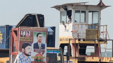 আমতলীতে ফেরি চালক বাবা, চালাচ্ছেন ছেলে!