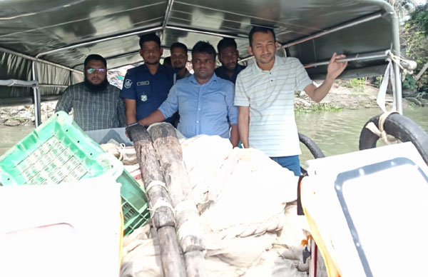 কাউখালীর কচাঁ নদীতে অবৈধ বেড় জাল জব্দ