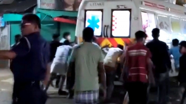 ছাতকে রোগীবাহি অ্যাম্বুলেন্স মাঝপথে অচল, ধাক্কা দিয়ে চালু!