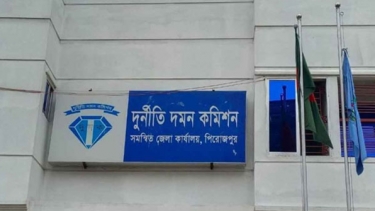 পিরোজপুরে দুদকের হাতে ৪কর্মকর্তাসহ গ্রেফতার-৫