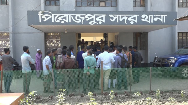 বেকুটিয়া সেতুর টোল প্লাজায় চিংড়িপোনা ছিনতাই