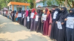 <small>ছাত্রীকে পালিয়ে বিয়ে করায়</small>ফুলবাড়ীতে মাদ্রাসা শিক্ষকের অপসারণ দাবি শিক্ষার্থীদের
