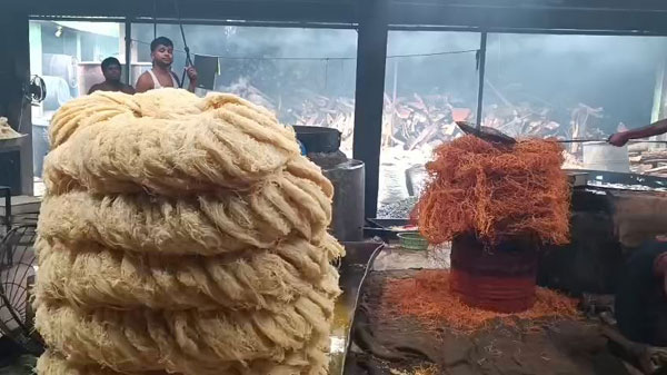 গৌরনদীতে মানহীন উপকরণে তৈরি হচ্ছে সেমাই-চানাচুর!