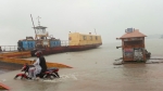 <small>ঘুর্ণিঝড় শক্তি‘র প্রভাব</small> আমতলীতে গ্যাংওয়ে তলিয়ে ফেরি চলাচল বিঘ্নিত