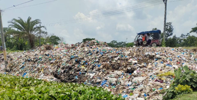 আমতলীতে মহাসড়কের পাশে ময়লার ভাগাড়ে!