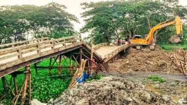 আমতলীতে কারণ ছাড়াই ভেঙ্গে পরেছে নরবড়ে সেতু