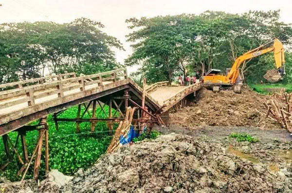 আমতলীতে কারণ ছাড়াই ভেঙ্গে পরেছে নরবড়ে সেতু