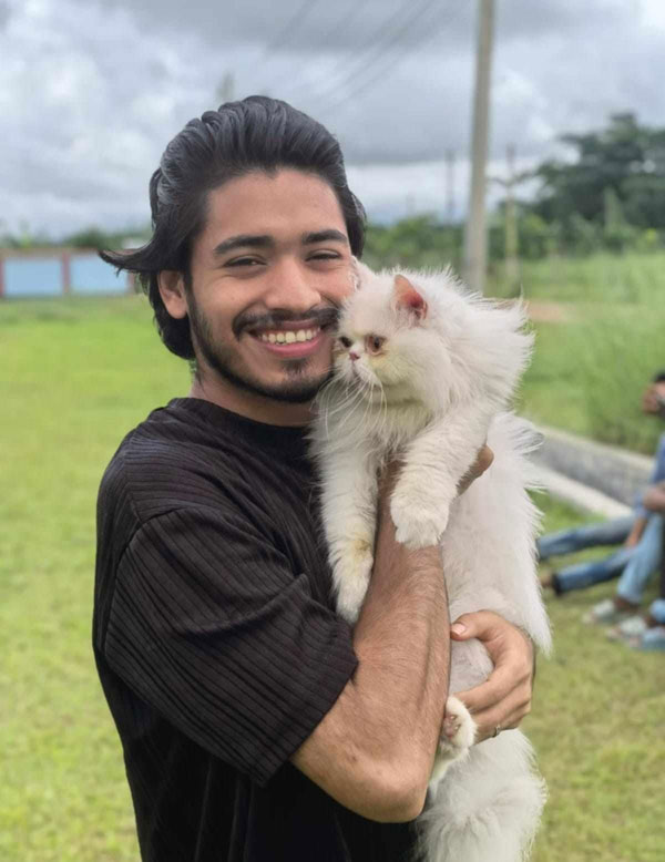 পিরোজপুরে প্রিয় ‘ফ্লোপি‘কে খুঁজে পেতে যুবকের মাইকিং