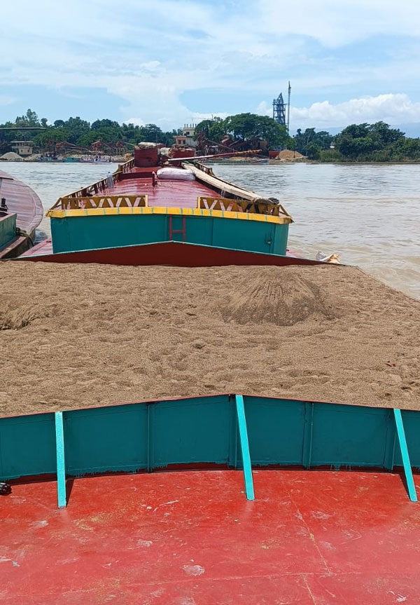 ছাতকে অবৈধ বালু পরিবহনের দায়ে ৪নৌকা আটক