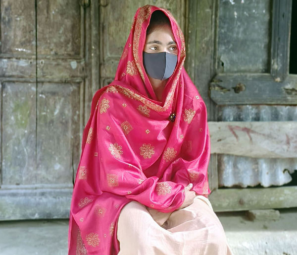 গৌরনদীতে স্ত্রীর স্বীকৃতি পেতে যুবতীর অনশন