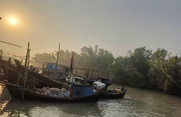 সাগরে ইলিশ শিকারে নামতে জেলেদের প্রস্ততি