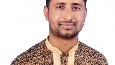 <small>হয় স্বাক্ষর দেন, নইলে থানায় চলেন</small>চায়ের দোকানে বসে চেয়ারম্যানের দায়িত্ব নিলেন যুবদল সভাপতি!