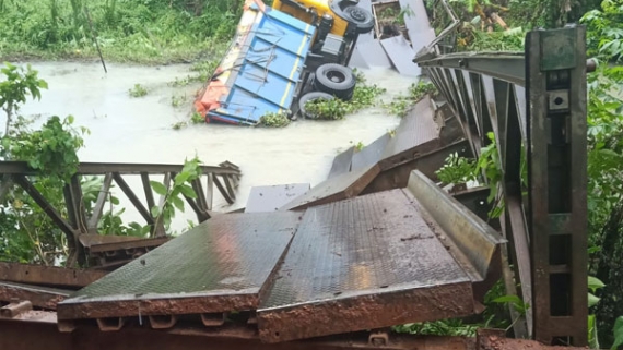 পিরোজপুরে কয়লাবাহী ট্রাকসহ বেইলী ব্রিজ খালে!