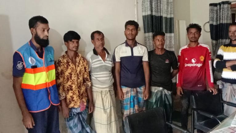 ছাতকে বালু বোঝাই ৯নৌকাসহ আটক-৭
