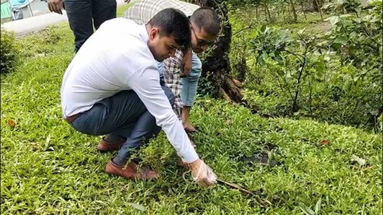 কলাপাড়ায় উদ্ধারকৃত কালনাগিনী সাপ অবমুক্ত করছেন সহকারী কমিশনার (ভূমি) ও নির্বাহী ম্যাজিস্ট্রেট মো. ইয়াসিন সাদীক – পাশে রয়েছেন ‘এনিম্যাল লাভারস অফ পটুয়াখালী’র সদস্য বায়জিদ মুন্সী।