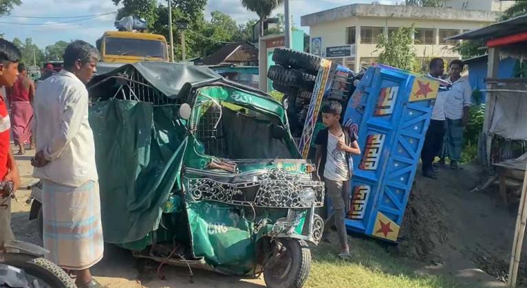 চট্টগ্রামের মিরসরাইয়ের দুর্ঘটনাকবলিত বালু বোঝাই ট্রাক ও অটোরিকশা এভাবেই পড়ে থাকতে দেখা যায়।