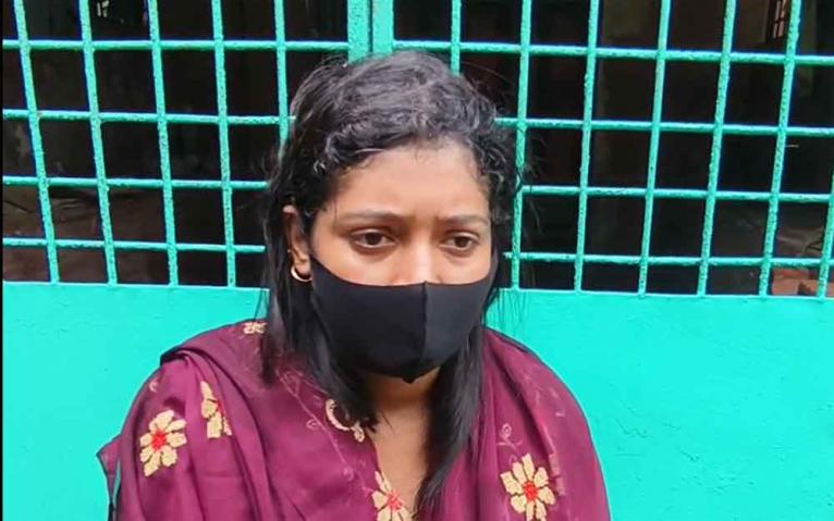 বিয়ের দাবিতে প্রেমিকের বাড়ির সামনে অনড় অবস্থানে প্রেমিকা