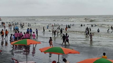 উত্তাল সমুদ্রে কুয়াকাটায় পর্যটকদের উল্লাস