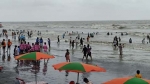 উত্তাল সমুদ্রে কুয়াকাটায় পর্যটকদের উল্লাস